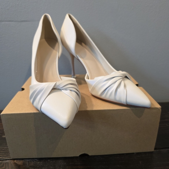 Shoes - Womens Twist Knot Closed Toe Heels Size 7.5 NEW